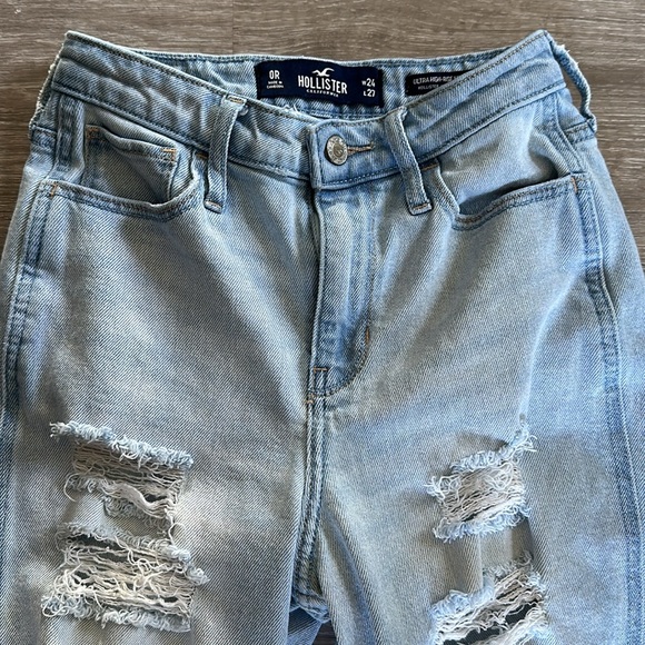 Hollister Distressed Ultra High-Rise Mom Jean Light Wash Size 0 / 24 Regular - Picture 3 of 7